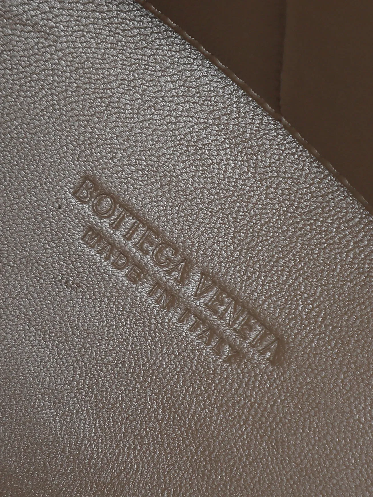 1550. Andiamo is shipping‼ ️Really popular🔥The new Andiamo woven handbag launched by Bottega Veneta this season is really popular all over the world! ! Celebrities at home and abroad have worn it, and Oscar-winning actress Michelle Yeoh has taken it out on the street. Song Jia, Trai Yala, Yu Feihong, Sanji Ayaka, Rosie Hunting-Whiteley, Yoshioka Riho, etc. have all worn this bag. It is classic and versatile and shows off your temperament, and the bag capacity is also large, which is very convenient for daily commuting! ! A variety of carrying methods, the shoulder straps can be adjusted by yourself, the original lambskin feels soft and delicate, and the unisex style breaks gender boundaries and brings a more practical and longer-lasting use experience. Andiamo, which has both elegant and casual styles, perfectly interprets the true appearance of "fashionable old money style". Style number: 766016 Size: 32*24*12